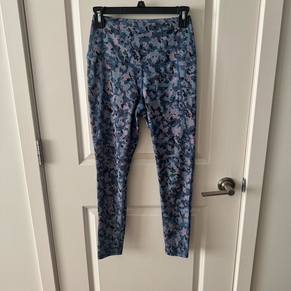 Blue/pink/black camouflage cropped leggings - Picture 2 of 4